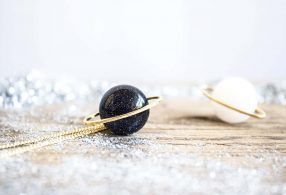 Saturno Colgante planeta Fauna y Flora joyas Saturno colgante de Fauna y Flora joyería inspirada en la Naturaleza