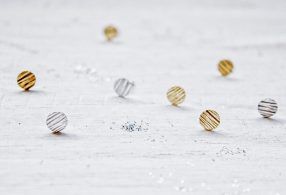 Pendientes Júpiter Fauna y Flora Pendientes Júpiter círculo con textura chapados en oro o chapados en rodio de Fauna y Flora joyería