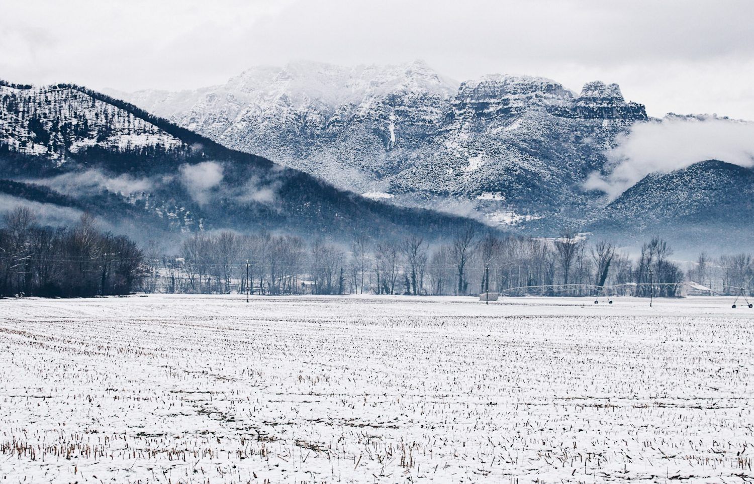 La Garrotxa montañas Puigsacalm nevadas en invierno
