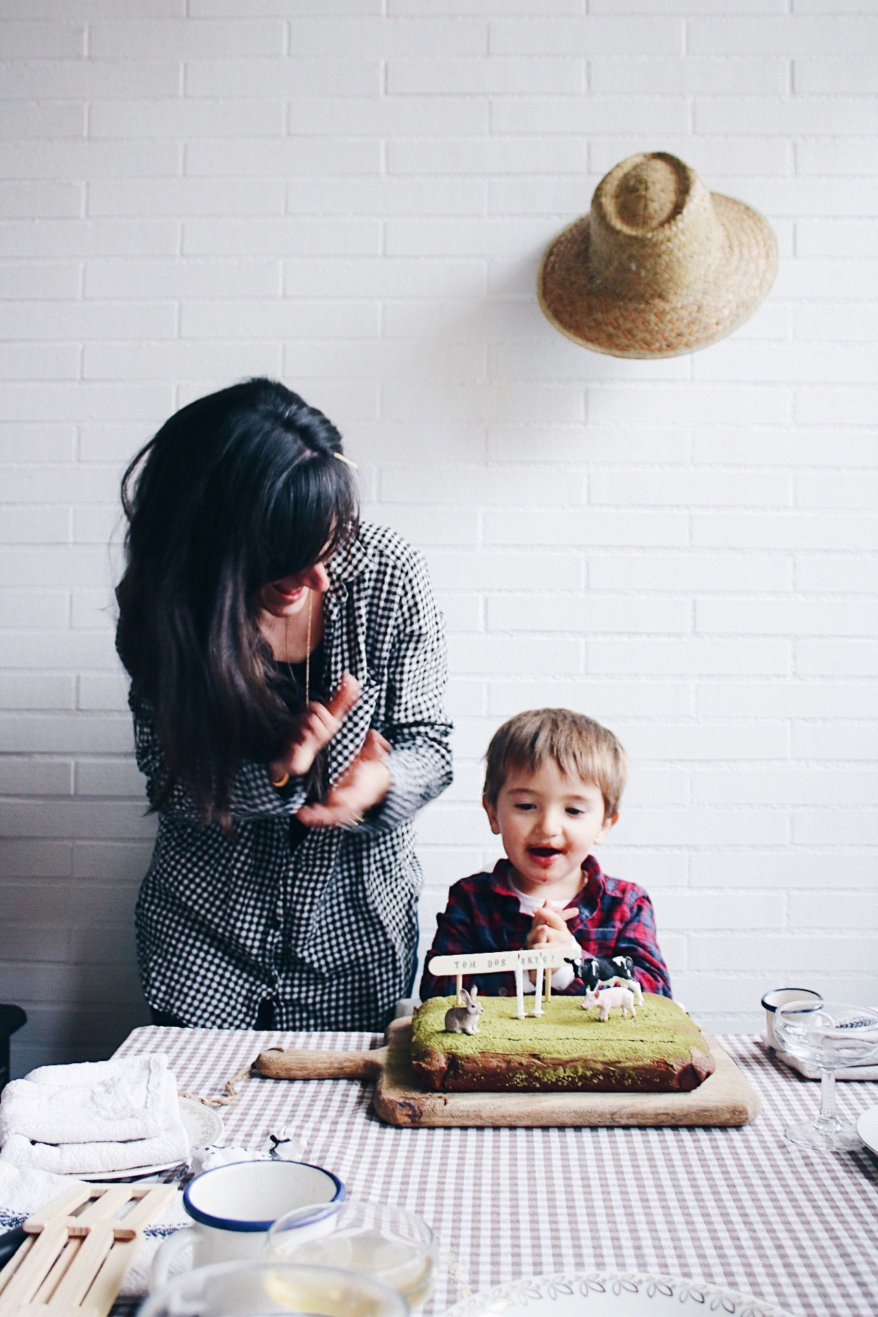 Fiesta de cumpleaños en la granja con brownie con te matcha