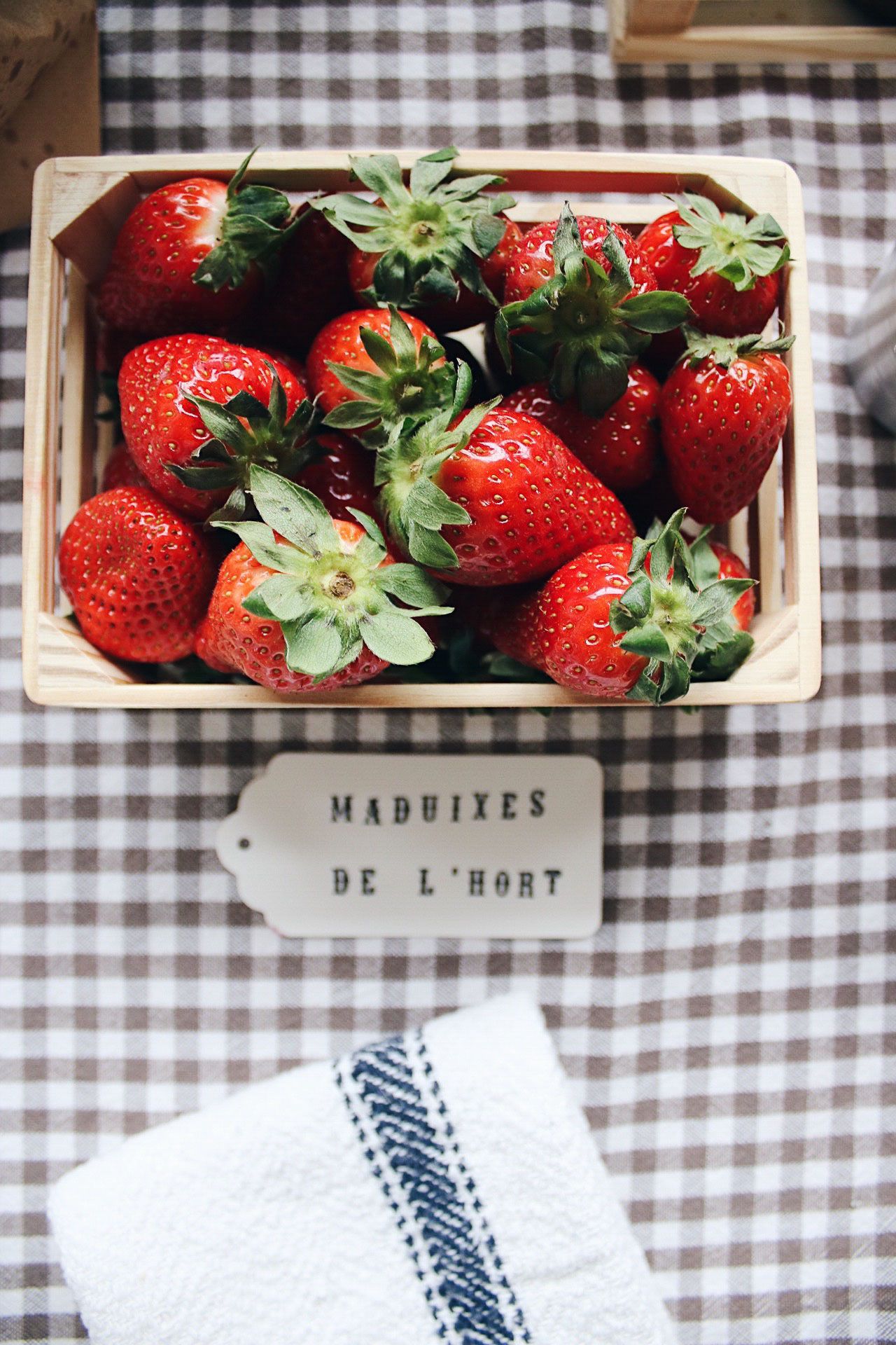 Fresas de merienda en la fiesa y detalles de la fiesta de cumpleaños de Tom 2 años fiesta en la granja