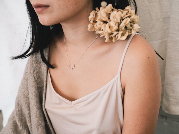 Collar Mama benéfico contra el cáncer de mama de la marca Fauna y Flora