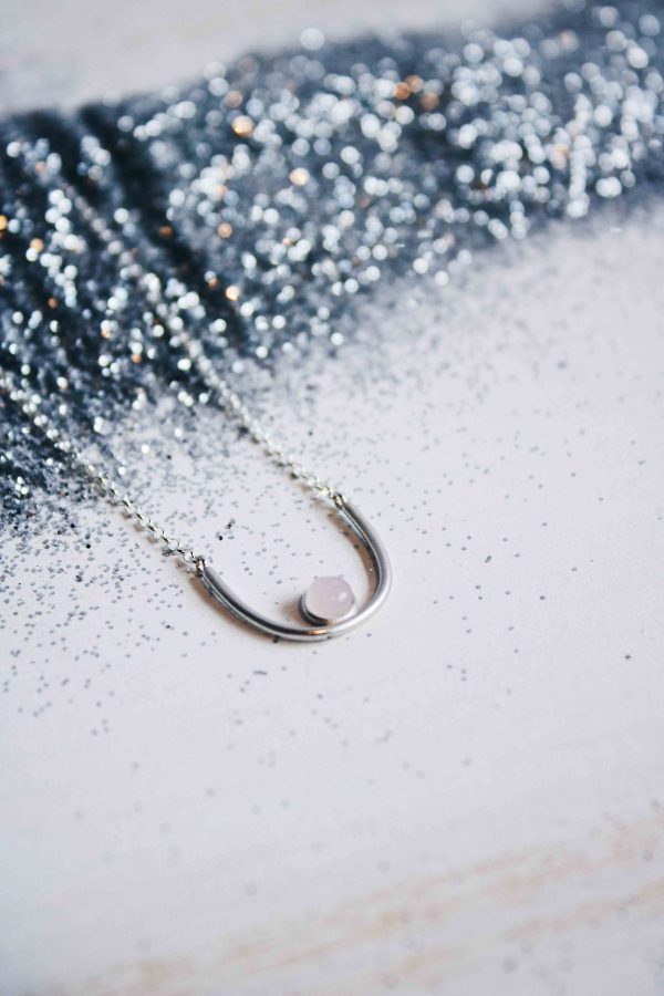 Fauna y Flora collar Mama en forma de teta pecho diseñado con fines beneficos por el Día Mundial Contra el Cáncer de Mama