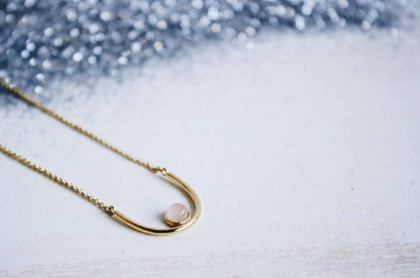 Fauna y Flora collar Mama en forma de teta pecho diseñado con fines beneficos por el Día Mundial Contra el Cáncer de Mama