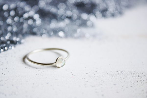 Anillo de plata y piedra luna de Fauna y Flora joyas