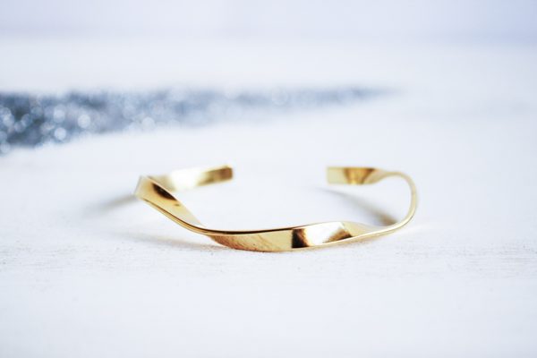 Brazalete rígido dorado de Fauna y Flora