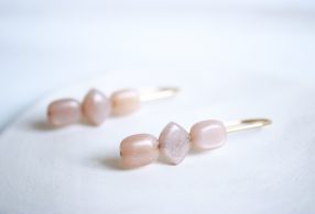 Fauna-y-Flora-pendientes-alquimia-piedra-sol-3 Pendientes de gancho de mineral Piedra Sol de color rosa de la marca Fauna y Flora