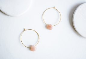 pendientes-aro-oro-piedras-minerales-fauna-y-flora Pendientes dorados de aro con mineral Piedra Sol natural de color rosa sin niquel ni plomo de Fauna y Flora