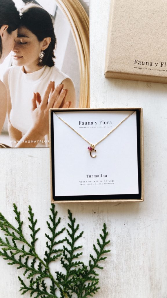 Colgante letra y piedra de nacimiento Fauna y Flora personalizado