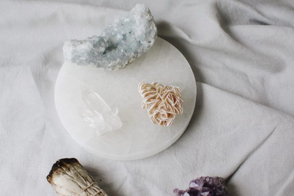 Bases platos de selenita para recargar minerales Selected Crystals
