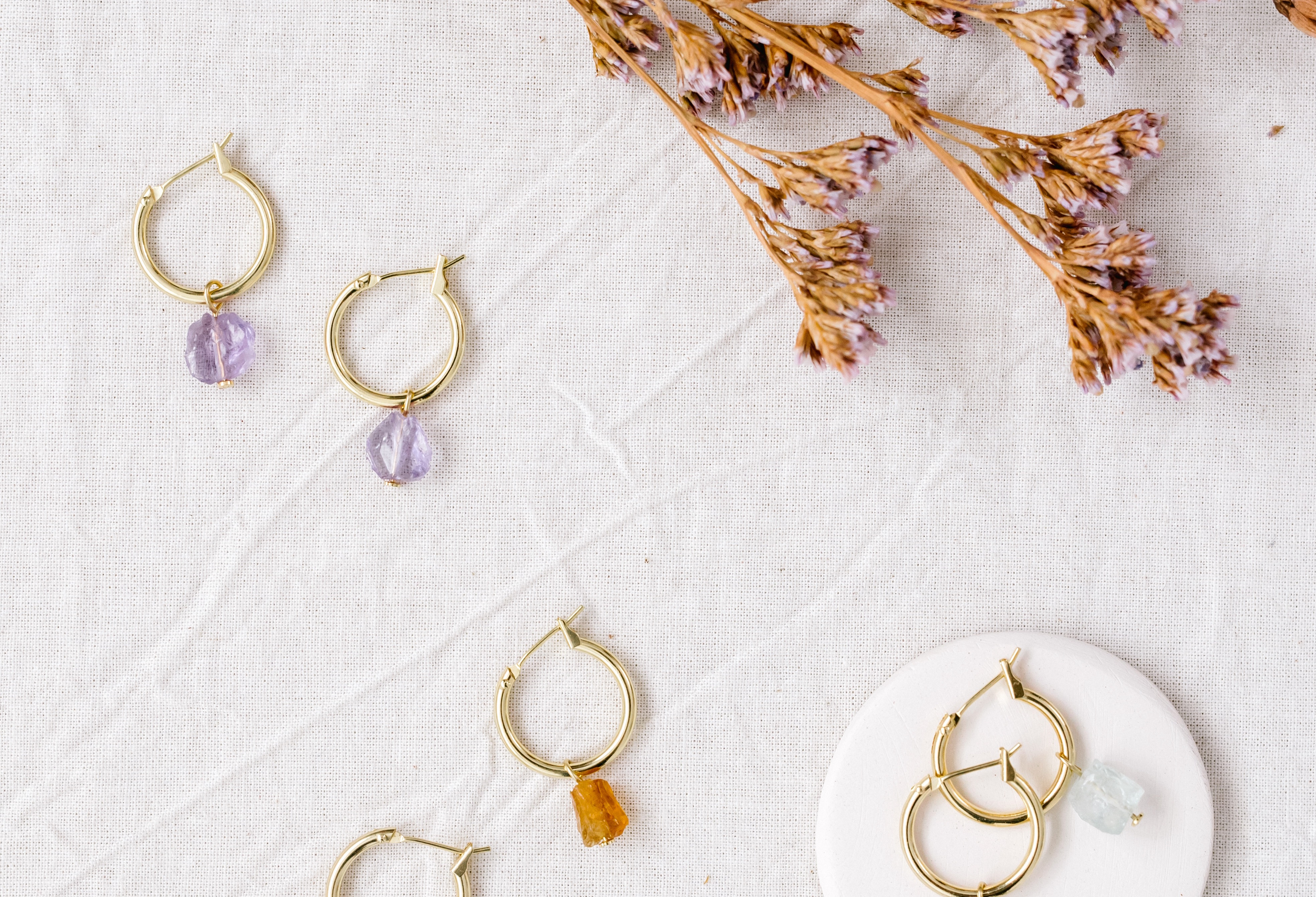Pendientes aro dorados con piedras naturales Fauna y Flora Waldorf