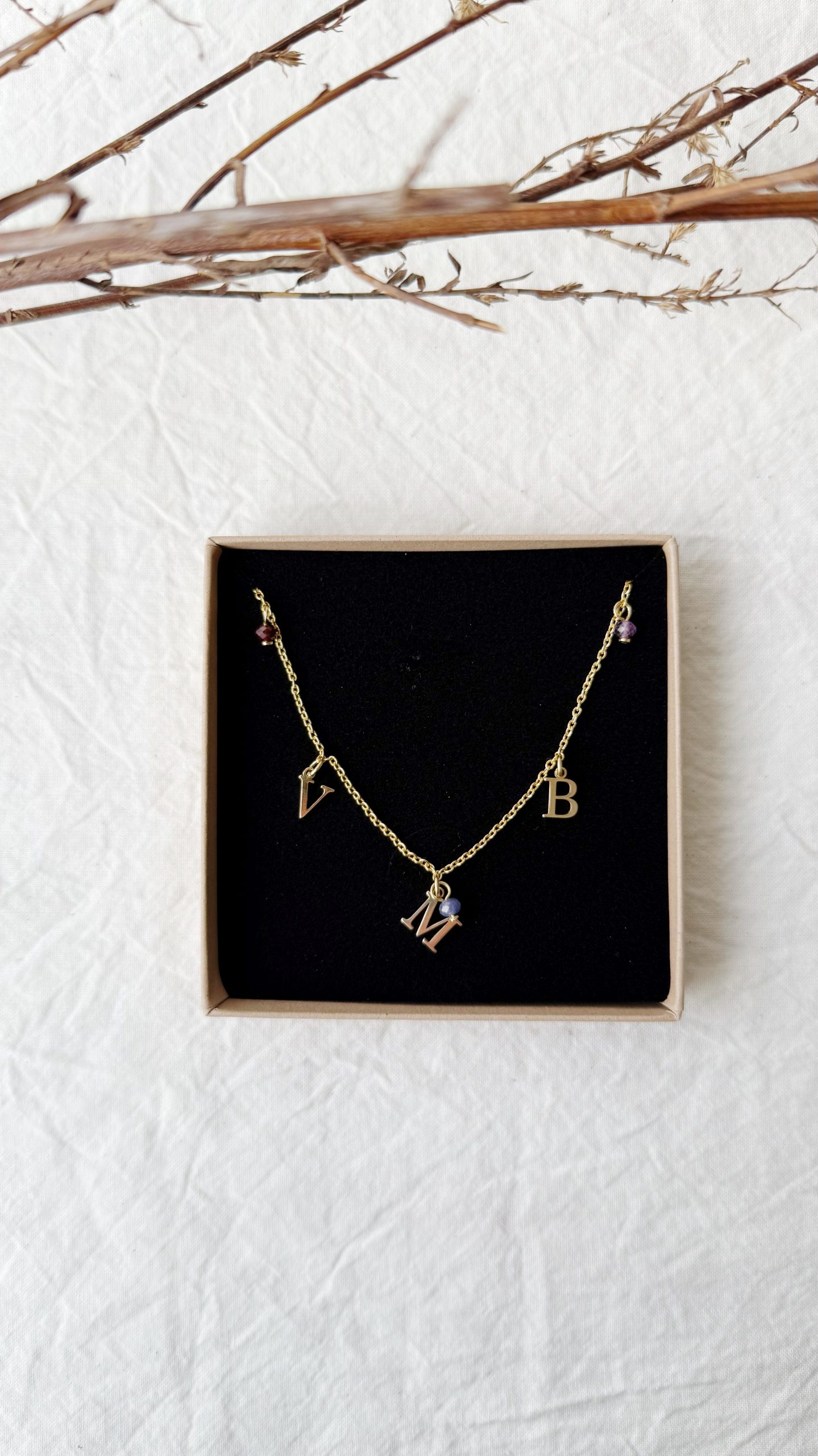 Collar personalizado familia con iniciales y piedras Fauna y Flora