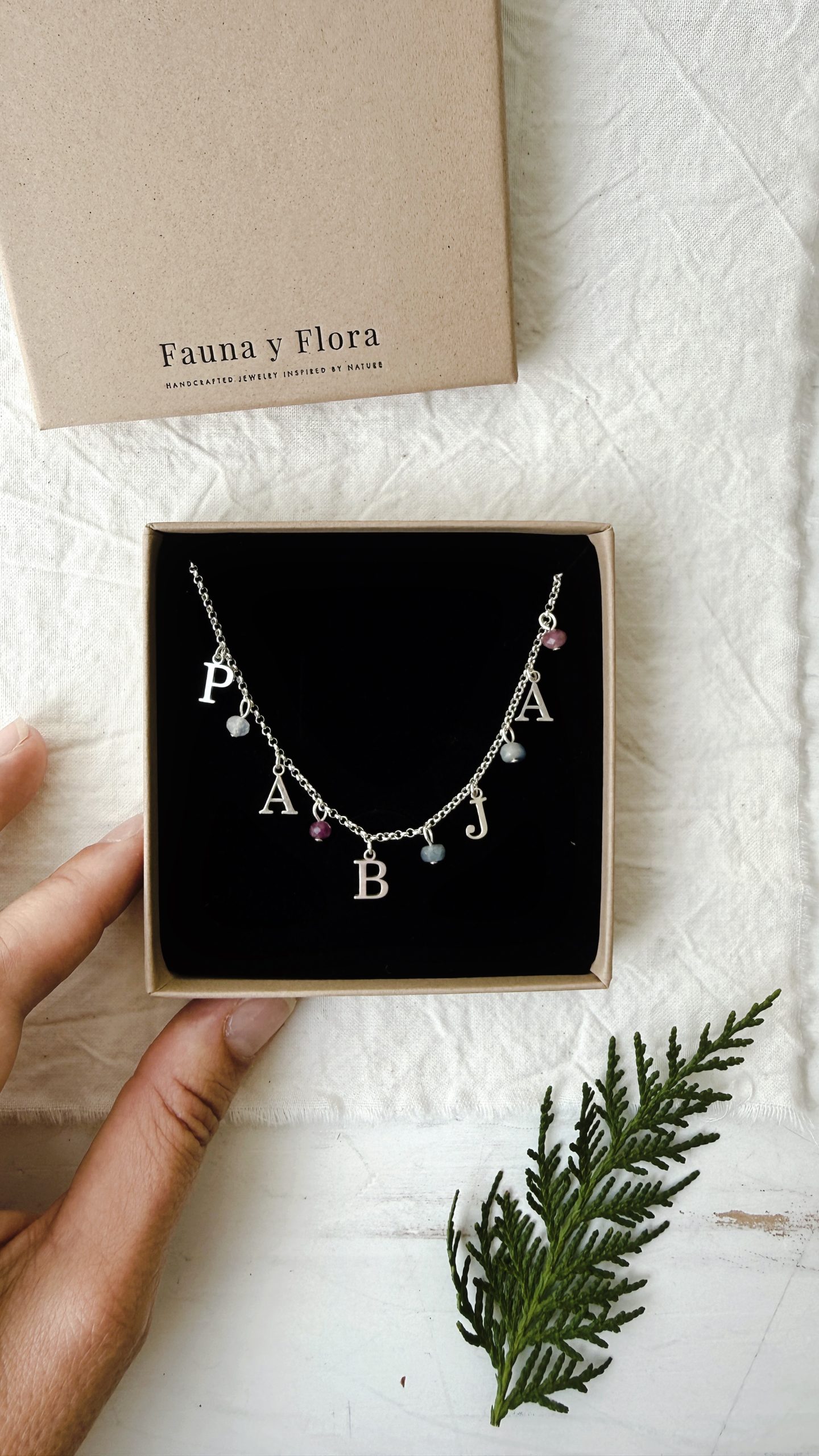 Collar personalizado familia Fauna y Flora plata piedras e iniciales