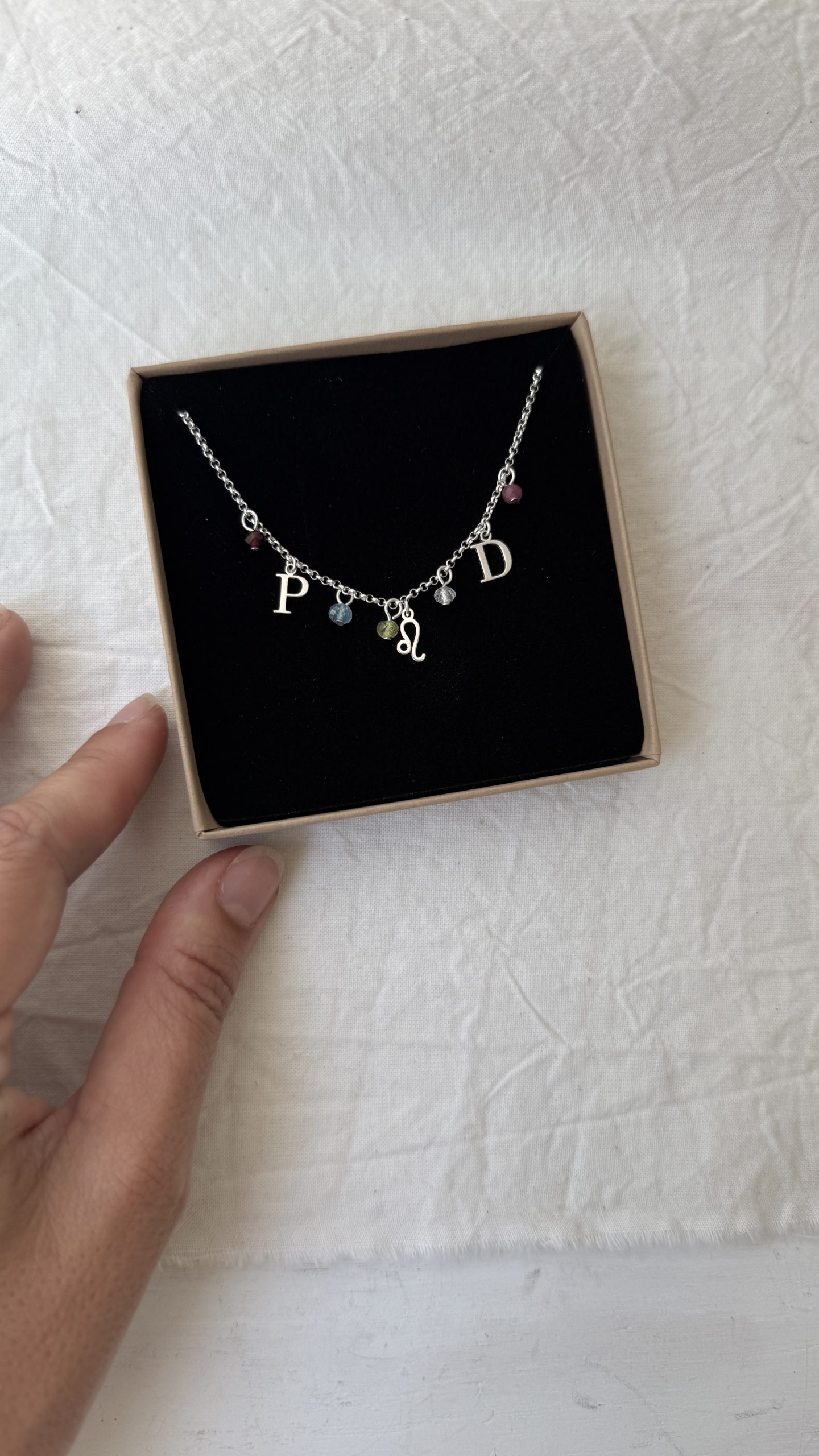 Collar personalizado plata piedras y letras Fauna y Flora
