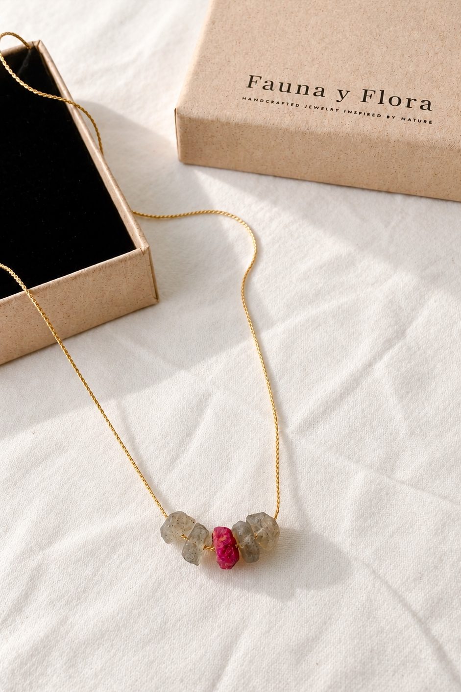 Collar personalizado piedras naturales Labradorita y Rubí Fauna y Flora